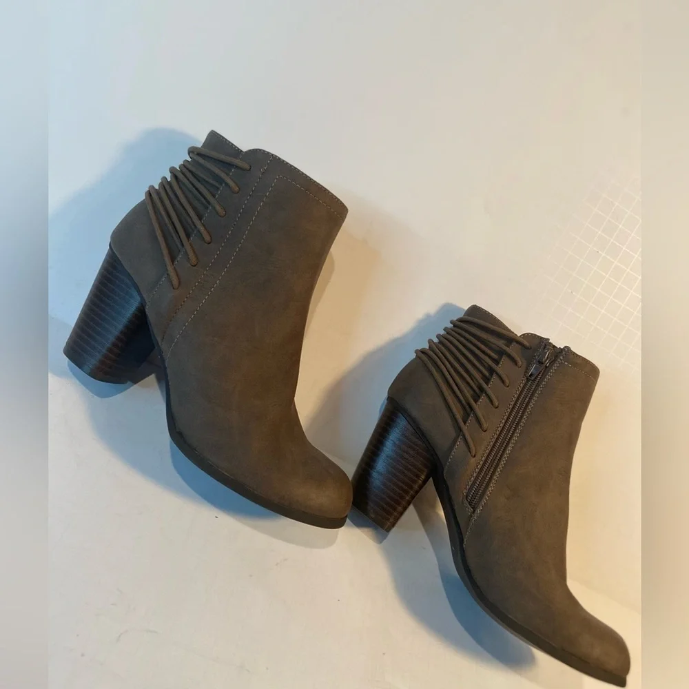 Madden Girl~Deliite~Faux Leather Ankle Boot~Criss Cross String Detail~Size 7.5